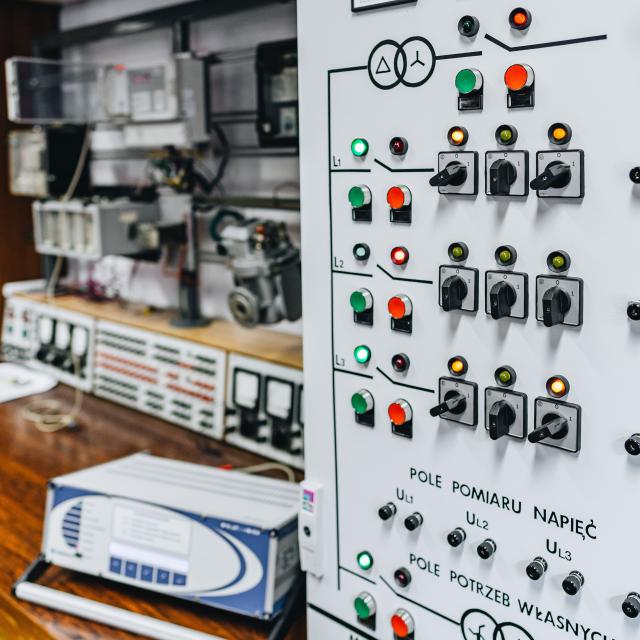 zdjęcie z laboratorium ZSiAE - model linii SN