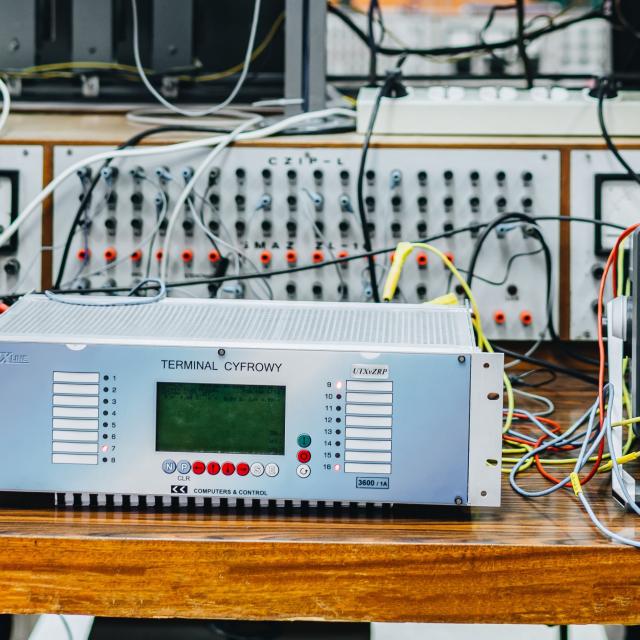 zdjęcie z laboratorium ZSiAE - badanie zabezpieczenia odległościowego