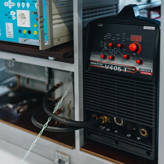 zdjęcie z laboratorium ZURiIE - spawalnicze źródło energii