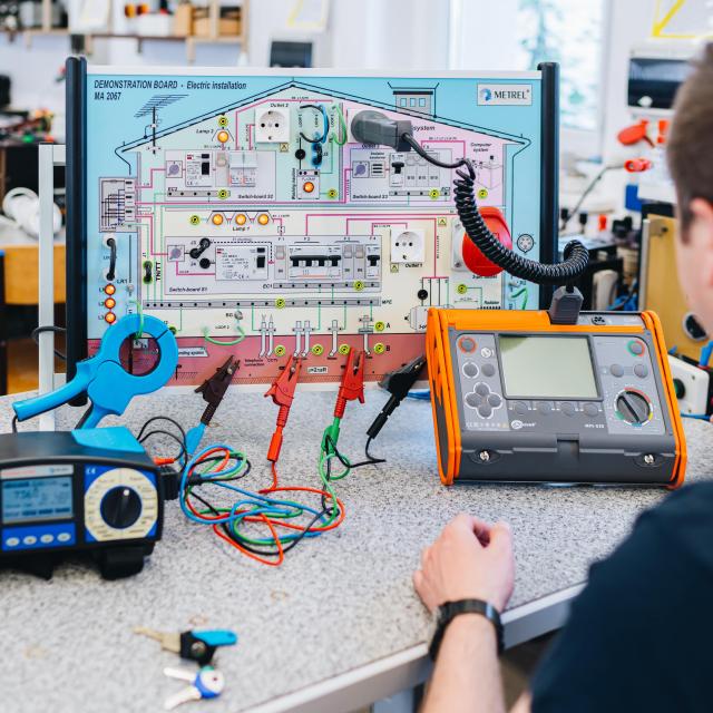 zdjęcie z laboratorium ZURiIE - badanie instalacji domowej