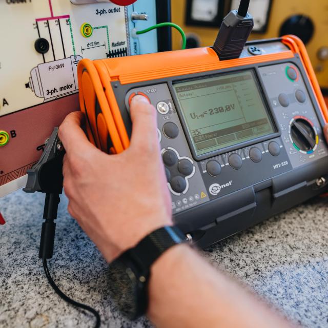 zdjęcie z laboratorium ZURiIE - miernik sonel MPI-520