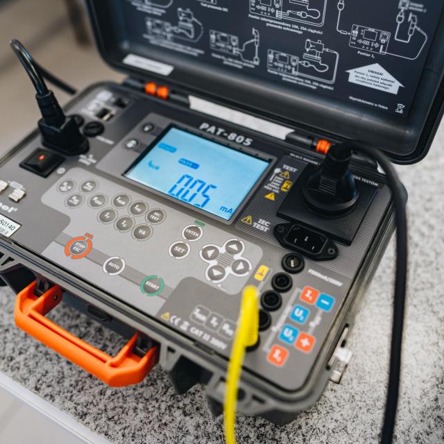 zdjęcie z laboratorium ZURiIE - Miernik bezpieczeństwa sprzętu elektrycznego